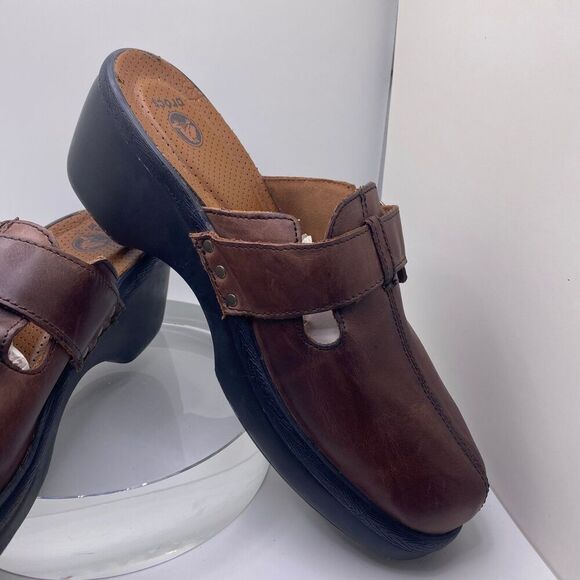 CROCS Women's 10 Brown Cobbler Buckle
Clog Mules Shoes Leather Sandals - Picture 3 of 11